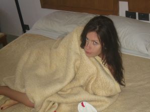 A slender woman at the sea took off a white swimsuit in front of her husband. Thumb 32