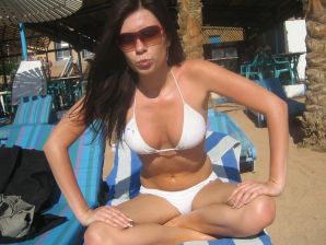 A slender woman at the sea took off a white swimsuit in front of her husband. Thumb 44