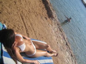 A slender woman at the sea took off a white swimsuit in front of her husband. Thumb 45