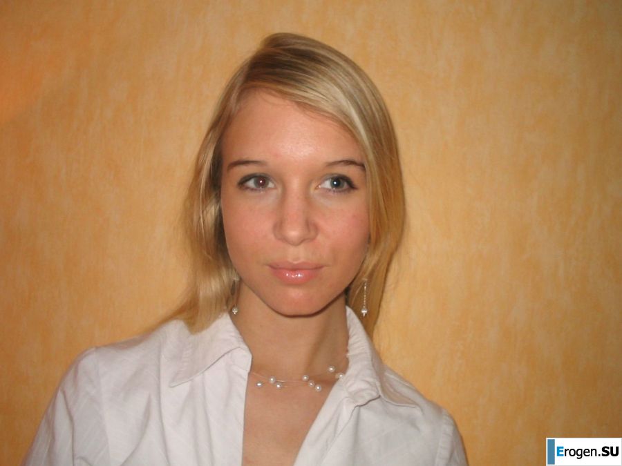 A young blonde in stockings spreads her legs on the sofa. Photo 16