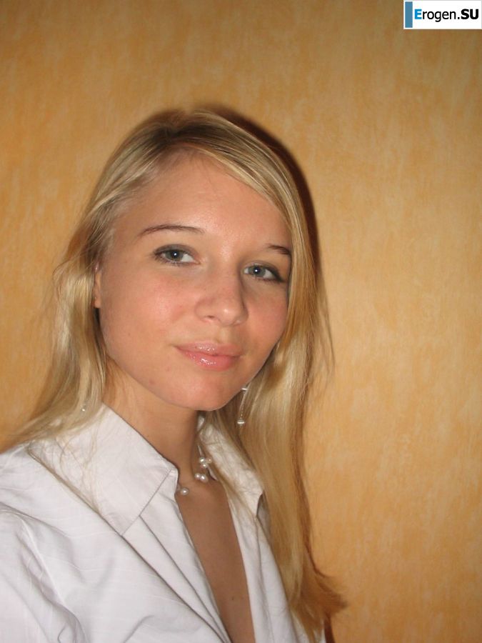 A young blonde in stockings spreads her legs on the sofa. Photo 17