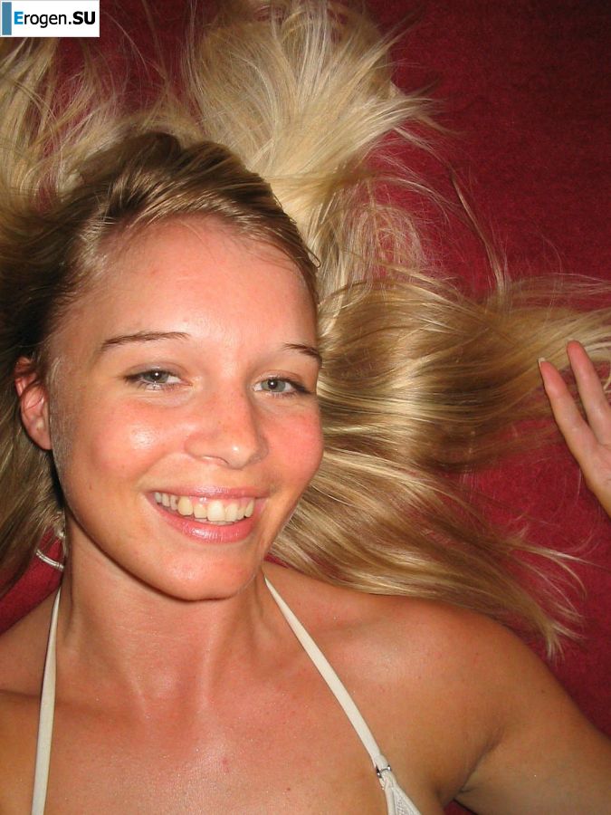 A young blonde in stockings spreads her legs on the sofa. Photo 35