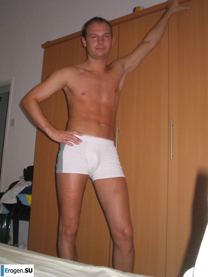 A young blonde in stockings spreads her legs on the sofa. Photo 40