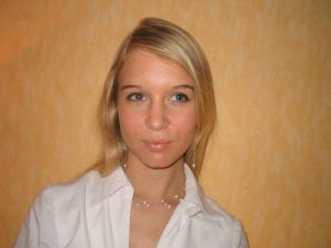 Молодая блондинка в чулках раздвигает ноги на диване. Эскиз 16