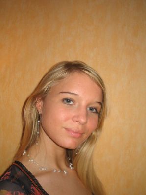 Молодая блондинка в чулках раздвигает ноги на диване. Эскиз 18