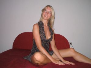 Молодая блондинка в чулках раздвигает ноги на диване. Эскиз 31