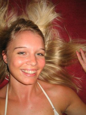 Молодая блондинка в чулках раздвигает ноги на диване. Эскиз 35