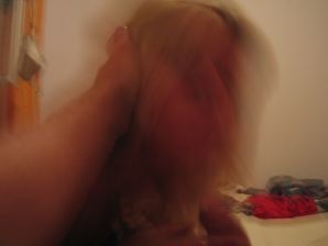 Молодая блондинка в чулках раздвигает ноги на диване. Эскиз 39