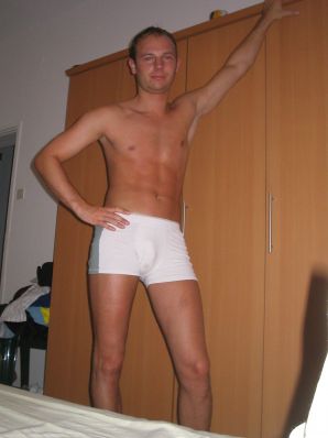 Молодая блондинка в чулках раздвигает ноги на диване. Эскиз 40