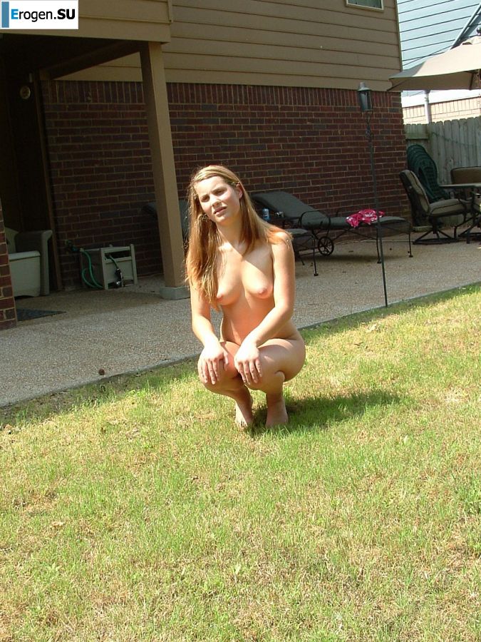 A blonde with a beautiful figure poses naked on the lawn. Part 4. Photo 25