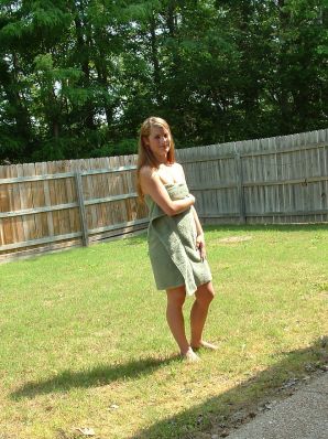 A blonde with a beautiful figure poses naked on the lawn. Part 4. Thumb 18