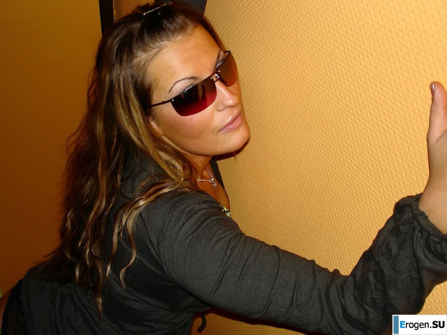 Mature chick spreads her legs and fingering nipples. Photo 11