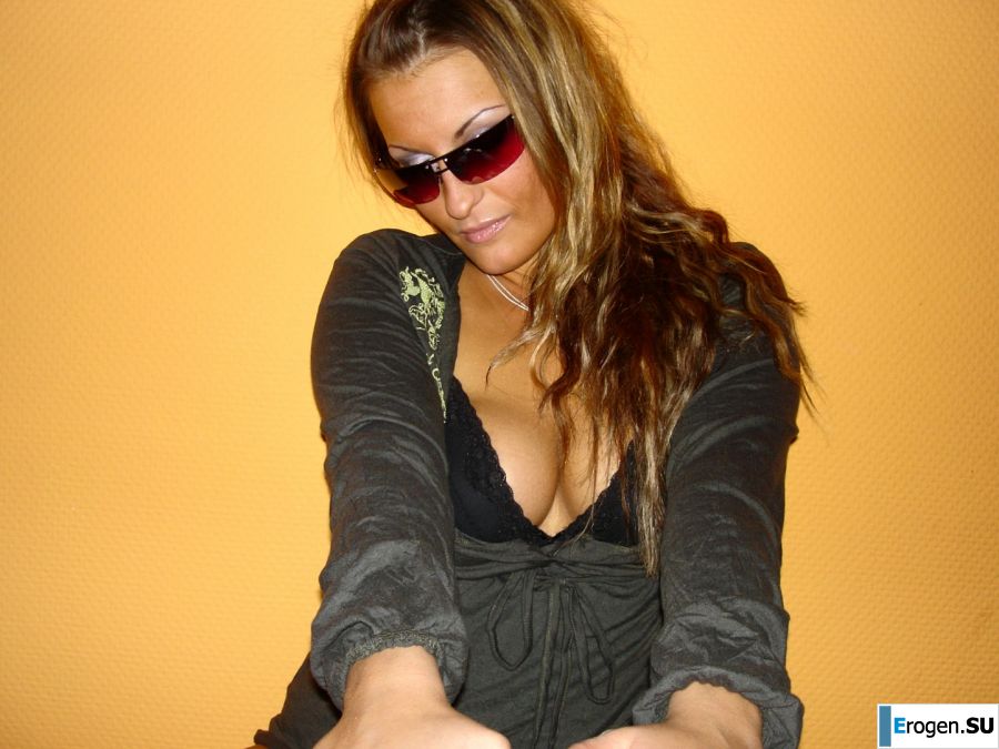 Mature chick spreads her legs and fingering nipples. Photo 12