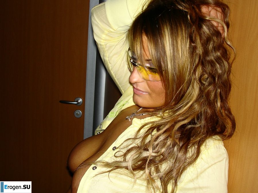 Mature chick spreads her legs and fingering nipples. Photo 22