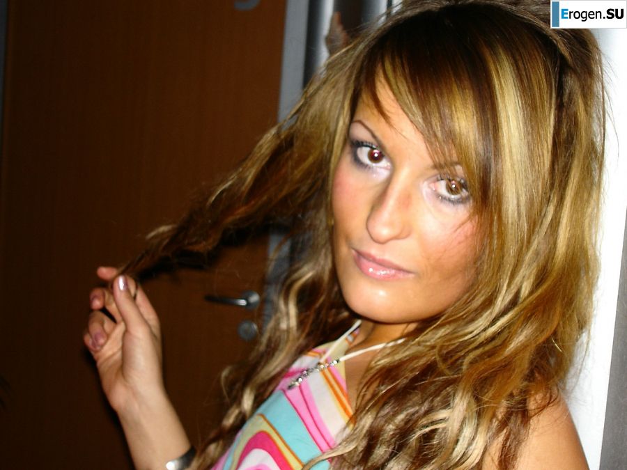 Mature chick spreads her legs and fingering nipples. Photo 25