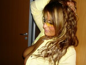 Mature chick spreads her legs and fingering nipples. Thumb 22