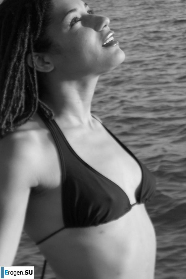 Sexy mulatto with neat breasts bared her ass. Photo 17