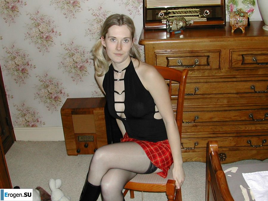 A blonde with a thin waist poses in front of her husband in the car and at home. Part 2. Photo 13