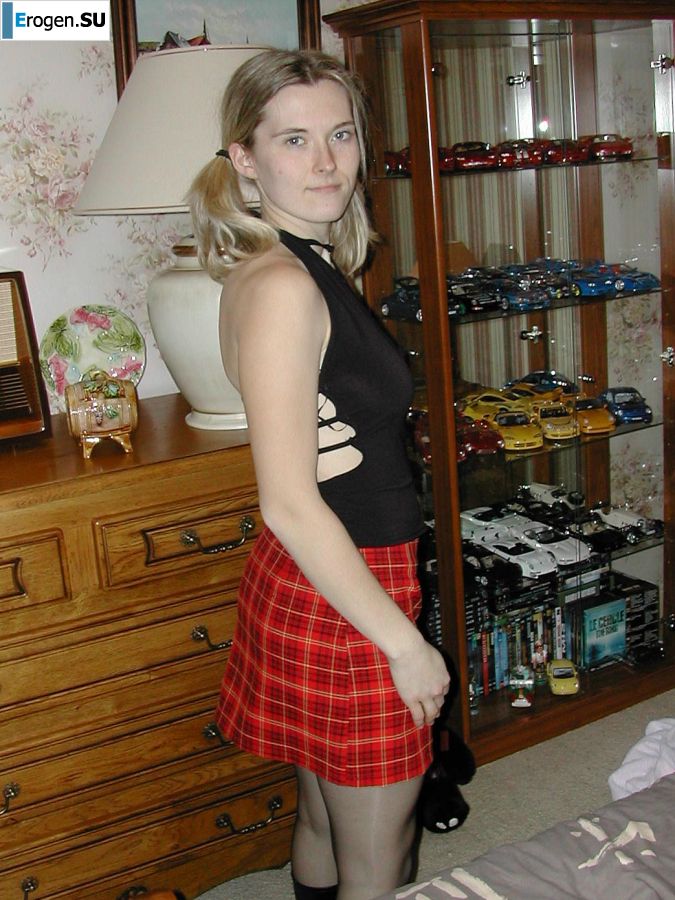 A blonde with a thin waist poses in front of her husband in the car and at home. Part 2. Photo 15