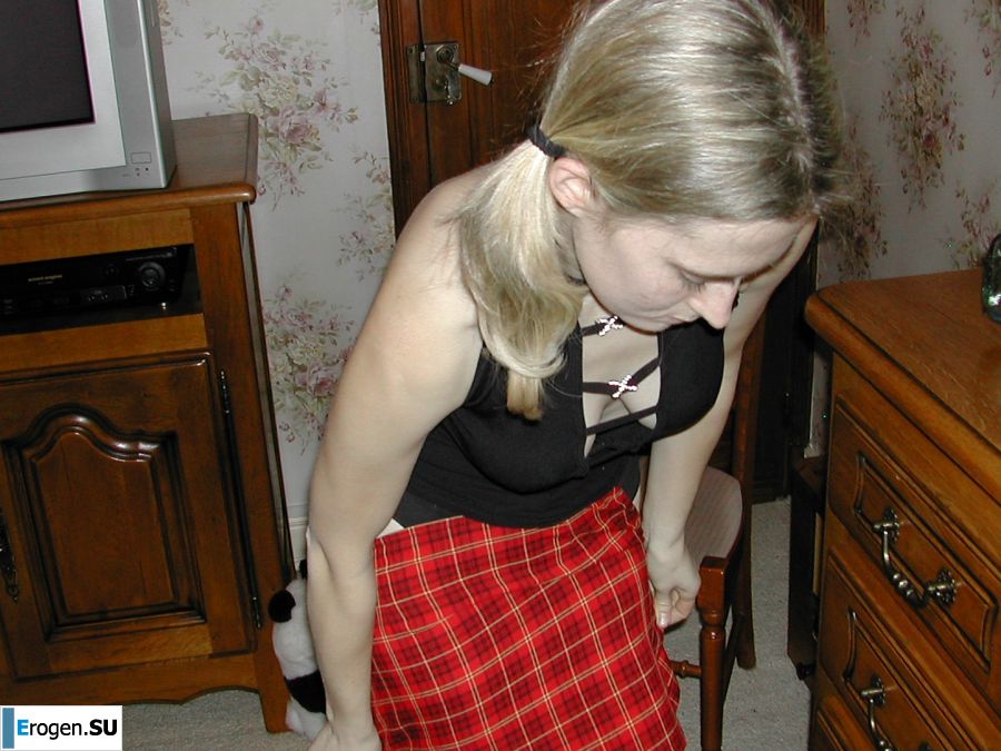 A blonde with a thin waist poses in front of her husband in the car and at home. Part 2. Photo 17