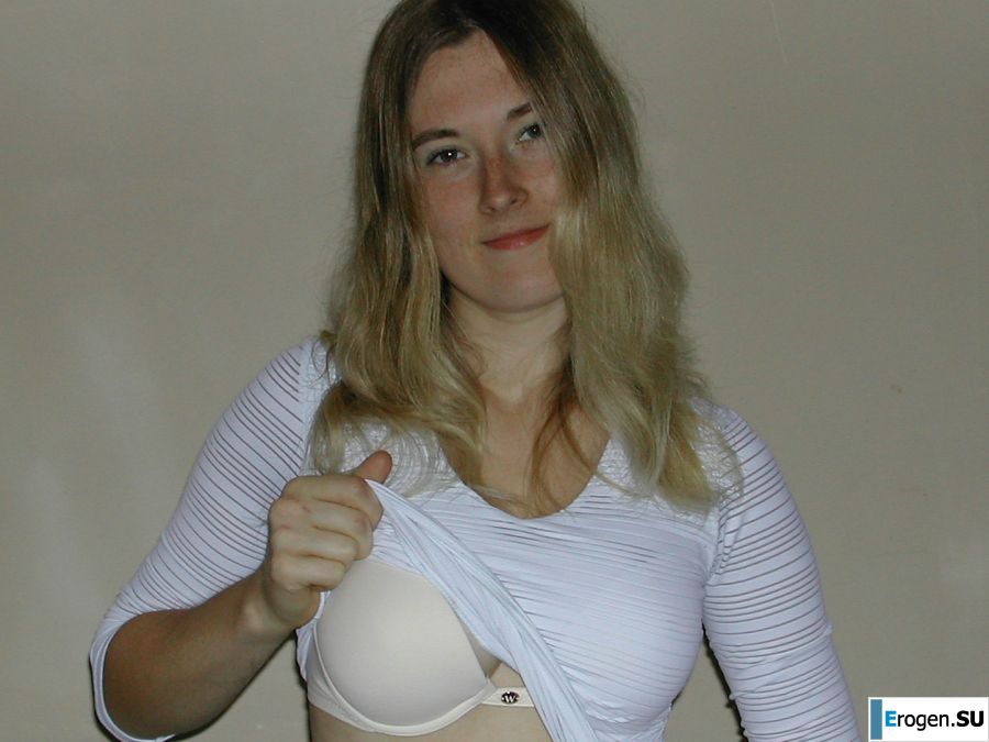 A blonde with a thin waist poses in front of her husband in the car and at home. Part 2. Photo 31