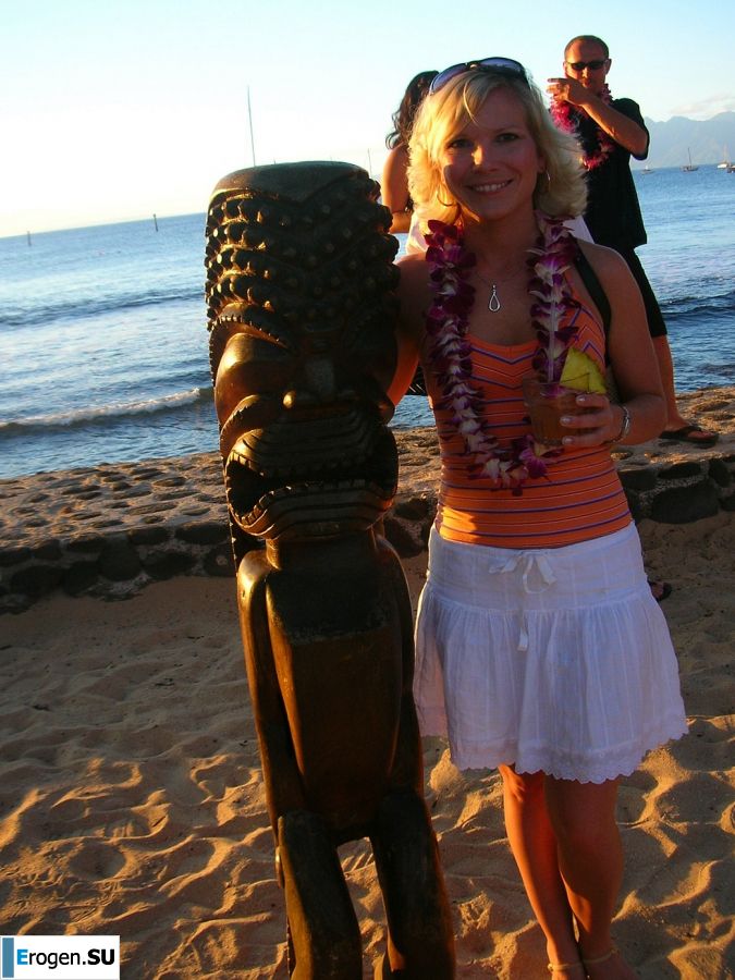 A pretty blonde is laid bare in the toilet and spreads her legs in bed. Part 4. Photo 17