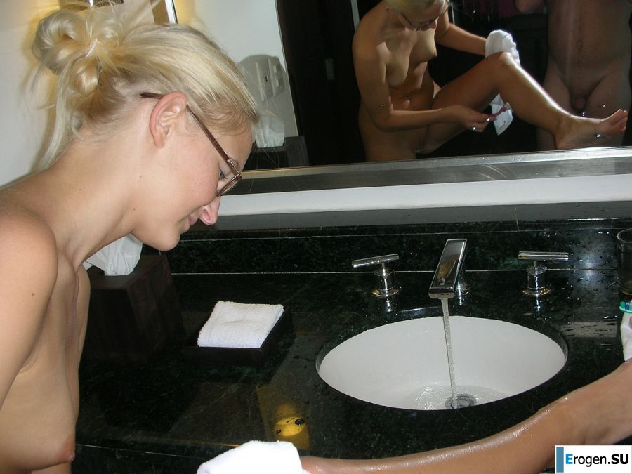 A pretty blonde is laid bare in the toilet and spreads her legs in bed. Part 4. Photo 7