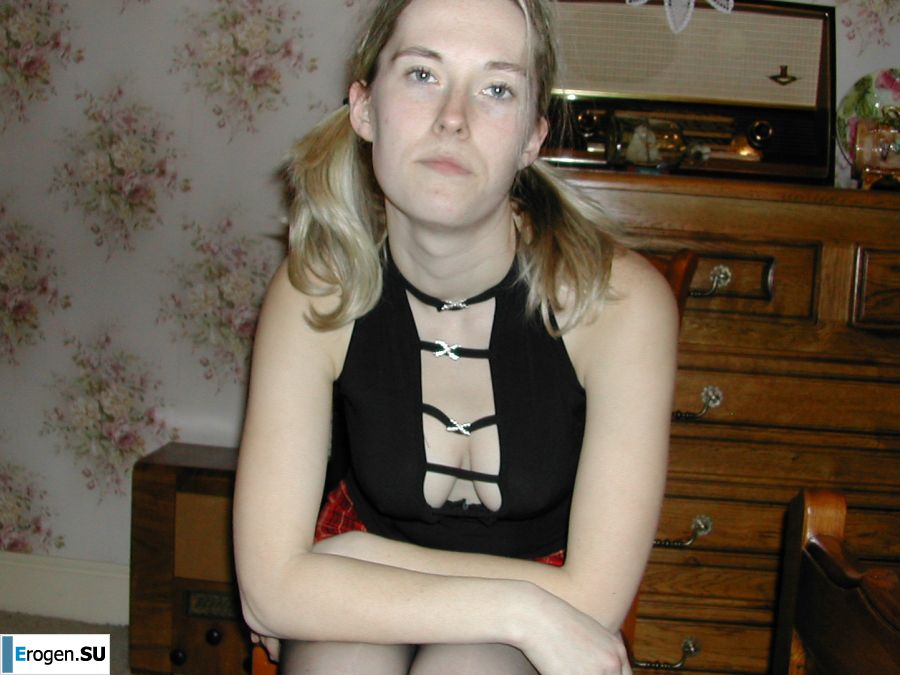 A blonde with a thin waist poses in front of her husband in the car and at home. Part 3. Photo 11