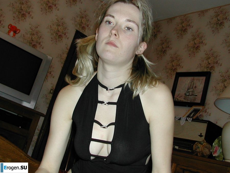 A blonde with a thin waist poses in front of her husband in the car and at home. Part 3. Photo 15