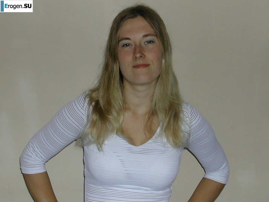 A blonde with a thin waist poses in front of her husband in the car and at home. Part 3. Photo 33