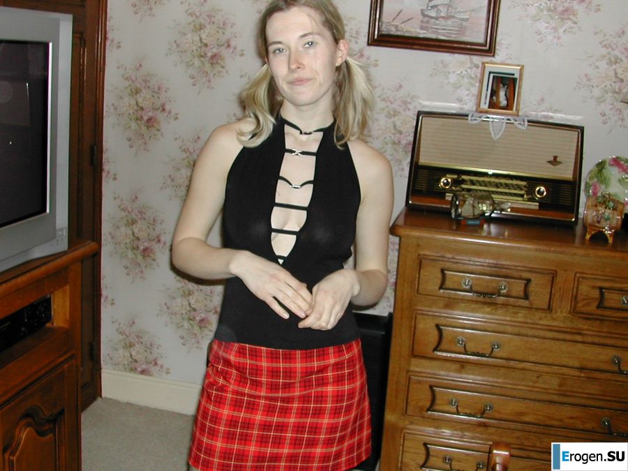 A blonde with a thin waist poses in front of her husband in the car and at home. Part 3. Photo 8