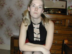 Блондинка с тонкой талией позирует перед мужем в машине и дома. Часть 3. Эскиз 11