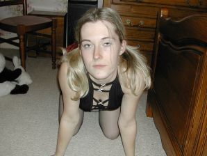 Блондинка с тонкой талией позирует перед мужем в машине и дома. Часть 3. Эскиз 12