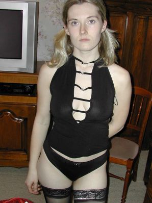 Блондинка с тонкой талией позирует перед мужем в машине и дома. Часть 3. Эскиз 14