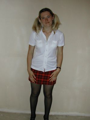 Блондинка с тонкой талией позирует перед мужем в машине и дома. Часть 3. Эскиз 26