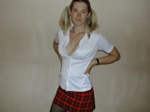 Блондинка с тонкой талией позирует перед мужем в машине и дома. Часть 3. Эскиз 27