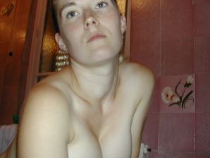 Блондинка с тонкой талией позирует перед мужем в машине и дома. Часть 3. Эскиз 32