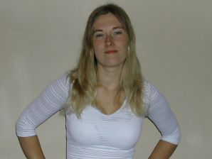 Блондинка с тонкой талией позирует перед мужем в машине и дома. Часть 3. Эскиз 33