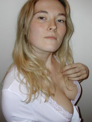 Блондинка с тонкой талией позирует перед мужем в машине и дома. Часть 3. Эскиз 38