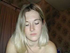 Блондинка с тонкой талией позирует перед мужем в машине и дома. Часть 3. Эскиз 5