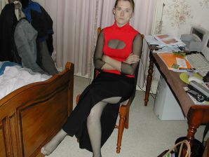 Блондинка с тонкой талией позирует перед мужем в машине и дома. Часть 3. Эскиз 7