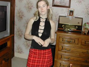 Блондинка с тонкой талией позирует перед мужем в машине и дома. Часть 3. Эскиз 8