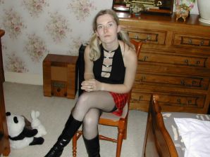 Блондинка с тонкой талией позирует перед мужем в машине и дома. Часть 3. Эскиз 9