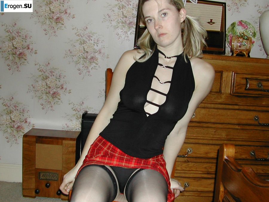 A blonde with a thin waist poses in front of her husband in the car and at home. Part 4. Photo 12