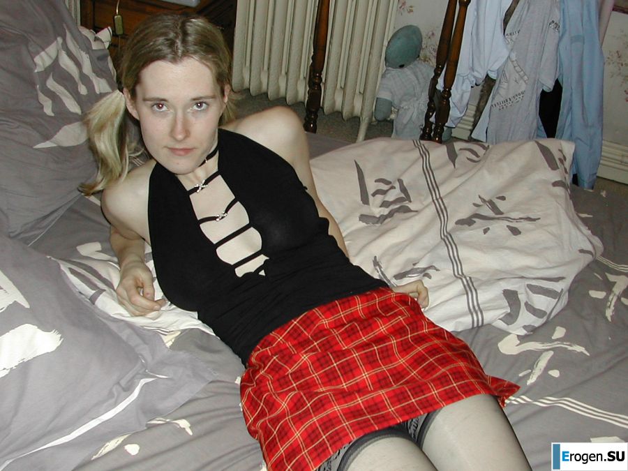 A blonde with a thin waist poses in front of her husband in the car and at home. Part 4. Photo 14