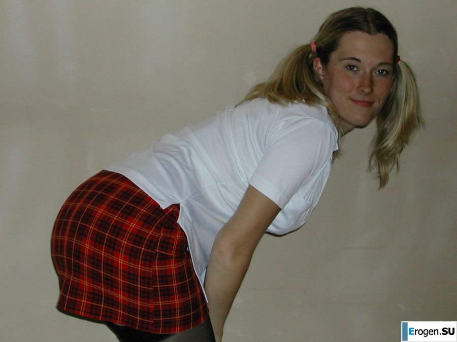 A blonde with a thin waist poses in front of her husband in the car and at home. Part 4. Photo 19