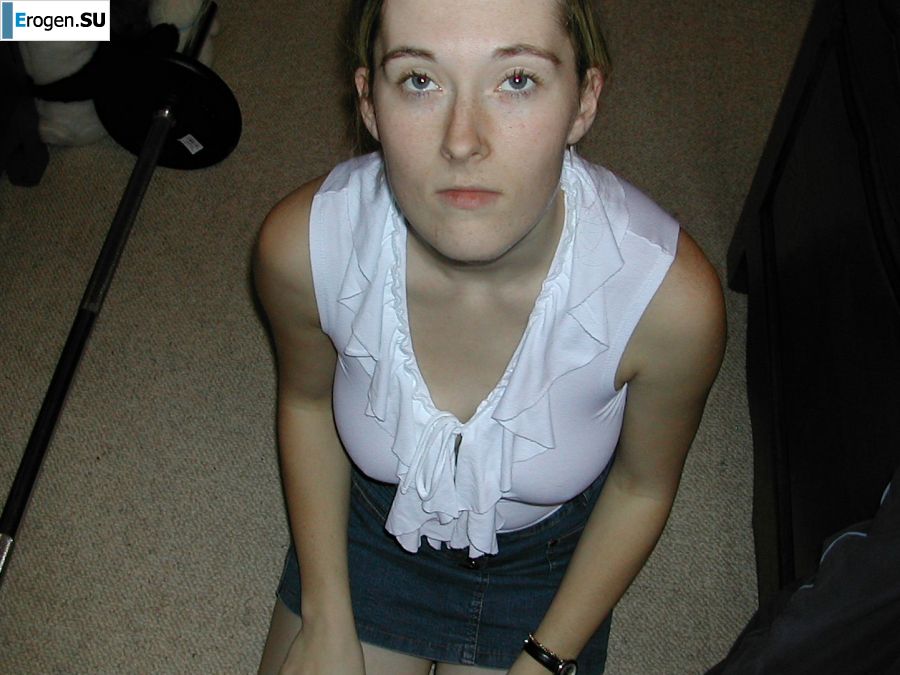 A blonde with a thin waist poses in front of her husband in the car and at home. Part 4. Photo 7