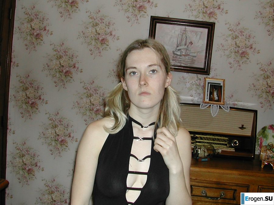 A blonde with a thin waist poses in front of her husband in the car and at home. Part 4. Photo 9