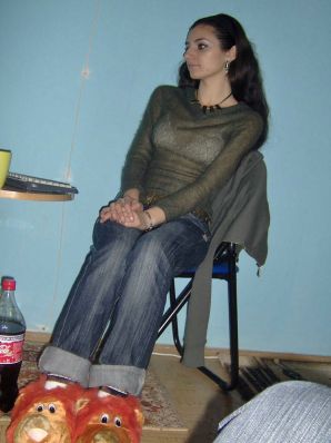 Очаровательная черновласка делает стояк своему парню. Эскиз 12