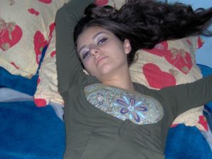 Очаровательная черновласка делает стояк своему парню. Эскиз 14